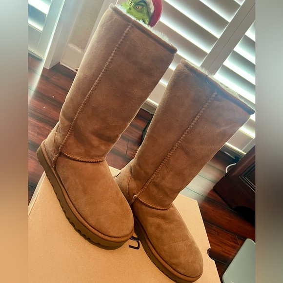 UGG Women Shearling Lined Boots - Picture 2 of 7